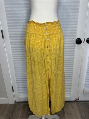 Women’s Yellow floral skirt with slit to knees. 1250
